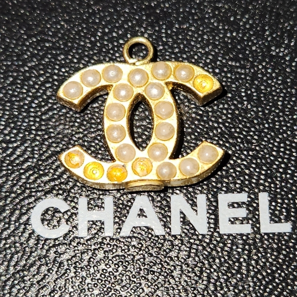 2002 P Chanel Double-sided Pearl CC Logo Pendant Vintage - Picture 6 of 6